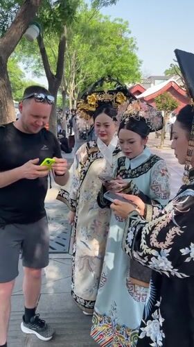Traditional costume photography session draws crowds in Beijing district
