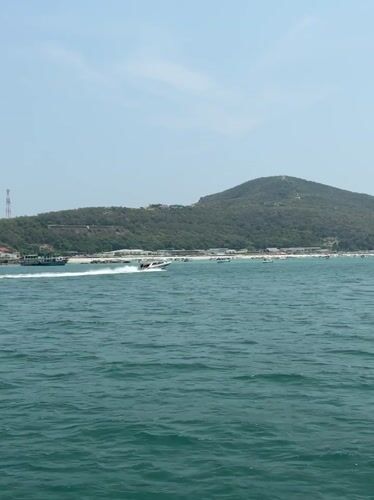 Morning boat ride captures Pattaya's coastal scenery