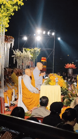 Buddhist ceremony with lotus lanterns draws crowds in Da Lat