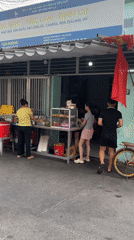 Street food vendors serve customers in Đà Nẵng