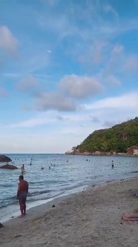 Tourists enjoy beach day, ice cream at Thai resort