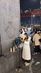 Traditional costume photography sessions draw crowds at Chongqing's Hongyadong