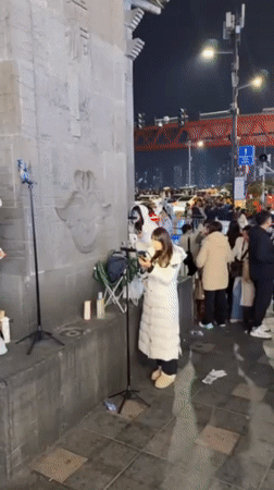 Traditional costume photography sessions draw crowds at Chongqing's Hongyadong