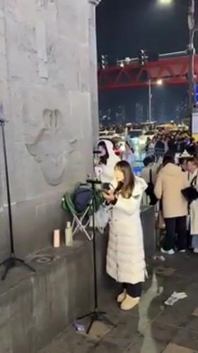Traditional costume photography sessions draw crowds at Chongqing's Hongyadong