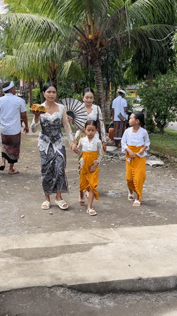 Traditional Balinese ceremony unfolds in Blahbatuh temple complex