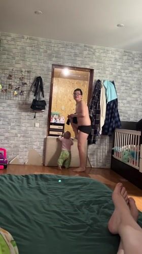 Family morning moments captured in Vesyoloye bedroom