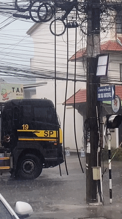Heavy rain hits Baan Mae Nam streets, traffic continues
