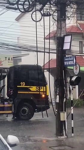 Heavy rain hits Baan Mae Nam streets, traffic continues