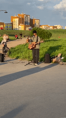 Street musician and dance class enliven Yekaterinburg park