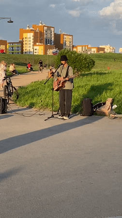 Street musician and dance class enliven Yekaterinburg park