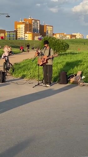 Street musician and dance class enliven Yekaterinburg park