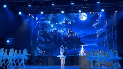 Outdoor ballet and theatrical showcase draws crowd at waterfront venue