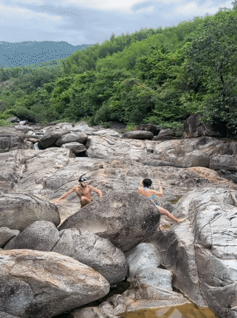 Navigating a rocky riverbed in Đà Nẵng's forest