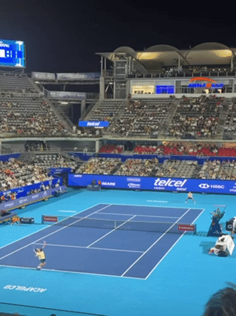 Night Tennis Tournament Draws Crowds at Acapulco Stadium