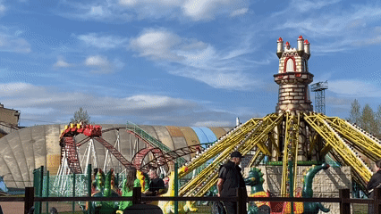 Spring day brings families to Saint Petersburg amusement park