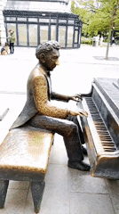 Tourist documents Arthur Rubinstein sculptures, street scenes in Łódź