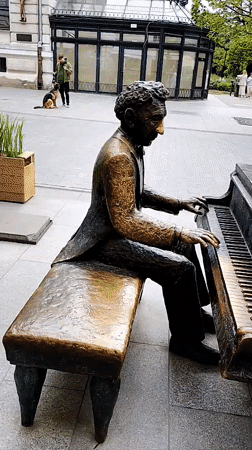 Tourist documents Arthur Rubinstein sculptures, street scenes in Łódź
