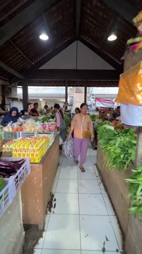 Evening market activity documented in Ubud District, Indonesia