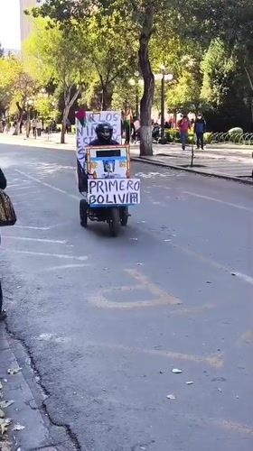 Protest vehicle with children's rights signs spotted in La Paz