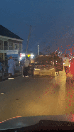 Car breaks down on Nigerian street, draws small crowd