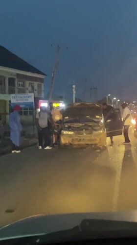Car breaks down on Nigerian street, draws small crowd