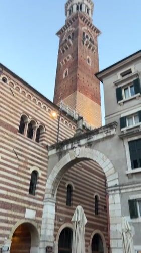 Outdoor dining and crowds fill a Verona piazza
