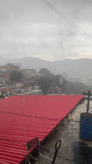 Heavy rain showers drench Caracas neighborhoods Monday evening