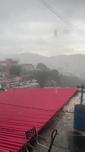 Heavy rain showers drench Caracas neighborhoods Monday evening