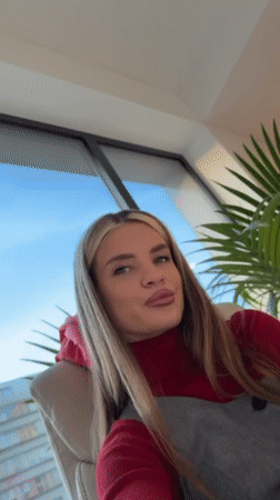 Woman takes multiple selfies in Berlin dressing room