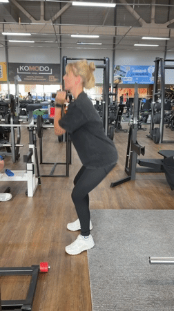 Women's daily gym routines and selfies documented in Chaikovsky