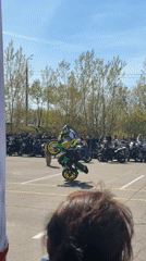Motorcyclist performs standing stunt in Krasnoyarsk parking lot