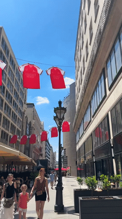 Arsenal jerseys decorate Budapest streets during sunny afternoon