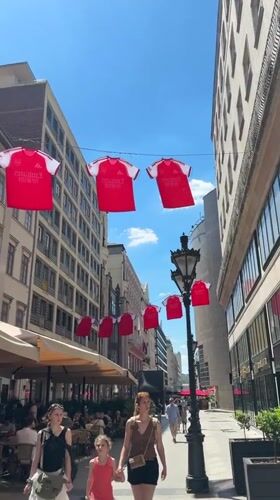 Arsenal jerseys decorate Budapest streets during sunny afternoon