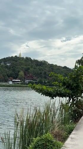 Thailand coastal scenes documented across four minutes in Baan Chaweng