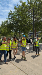 Drumming group in yellow vests marches through Valencia streets