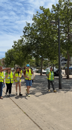 Drumming group in yellow vests marches through Valencia streets