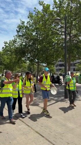 Drumming group in yellow vests marches through Valencia streets