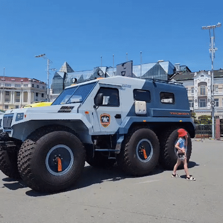 Church square, cubes, and a six-wheeled vehicle in one session