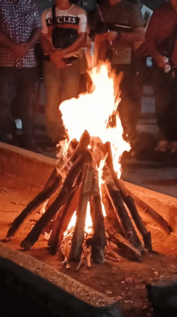 Evening bonfire ceremony draws community gathering in Tinaquillo, Venezuela