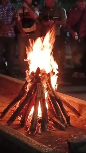 Evening bonfire ceremony draws community gathering in Tinaquillo, Venezuela