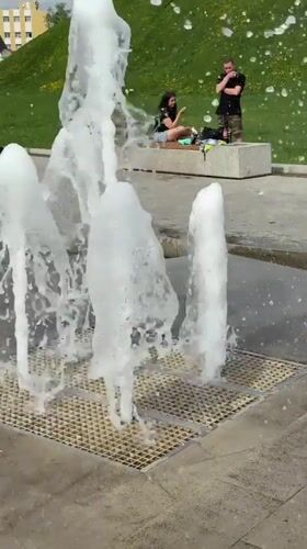 Families enjoy sunny afternoon at Dmitrov plaza fountains