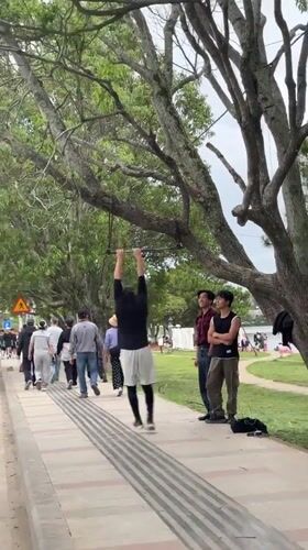 Park visitors gather for recreation, acrobatics in Da Lat