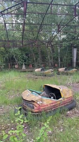 Witness documents decay at Pripyat's abandoned amusement park, pool