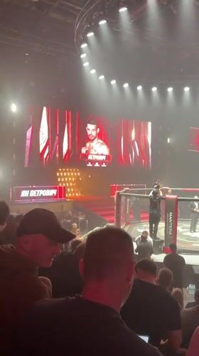 MMA bout wraps up at Khimki arena, referee calls the winner