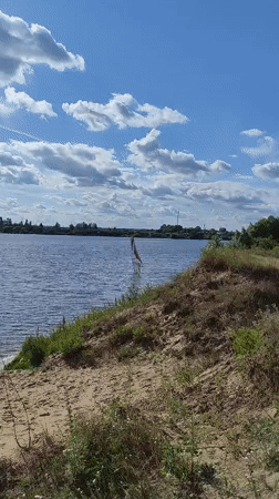 Summer day at Kudinovskoye Lake: watersports, beach crowds, sunny vibes