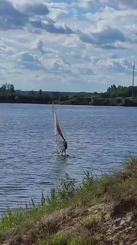 Summer day at Kudinovskoye Lake: watersports, beach crowds, sunny vibes