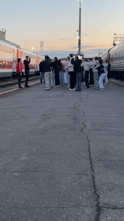 Young dancers perform synchronized routine on Ulyanovsk train platform