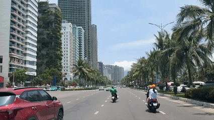 Clear morning traffic flows through coastal Đà Nẵng street