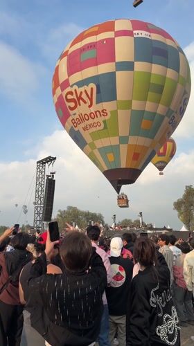 Hot air balloon festival draws crowds near Teotihuacán pyramids