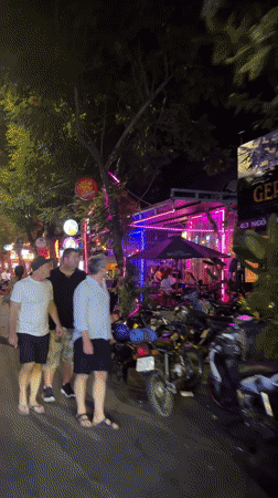 Evening street life documented in downtown Đà Nẵng